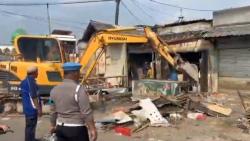 300 Lapak Liar di Luar Pasar Rau Serang Dibongkar, Pedagang Sempat Protes