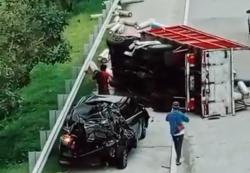 Kecelakaan Truk Muat Tabung Gas Oksigen Tabrak Avanza Berhenti di Tol Jombang, 1 Orang Luka Berat