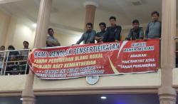 Spanduk Penolakan Sertifikasi Aset Kementan Terpampang di DPRK Bener Meriah