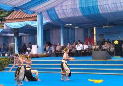 Tiga Pelajar SMP Asal Kuningan Pukau Kapolri Lewat Tari Nadirasa di Mabes Polri