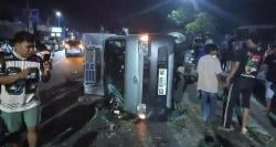 Hindari Motor dari SPBU, Mobil Pick Up Muat Ayam Terbalik di Gowa