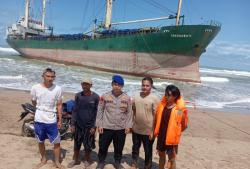 Cuaca Ekstrem, KM Tresnawati Terdampar di Pesisir Kiara Jangkung Kabupaten Pandeglang