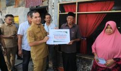 Wali Kota Lhokseumawe Salurkan Bantuan untuk Korban Kebakaran di Cut Mamplam