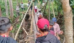 Jembatan Bambu Penghubung Dua Kampung di Cianjur Rusak Dihantam Banjir, Aktivitas Warga Lumpuh