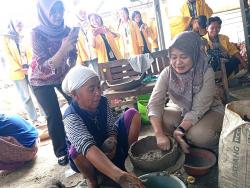 Tingkatkan Kualitas Produk Lokal, Mahasiswa Bojonegoro Didorong Dampingi Perajin Gerabah