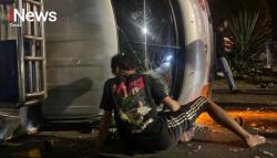 Minibus Bermuatan Ayam Potong Terguling di Gowa, Ratusan Ekor Ayam Berhamburan ke Jalan