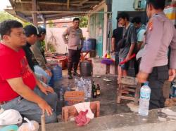 Gerebek Miras di Baras! Cap Tikus dan Bir Bintang Disita Polisi