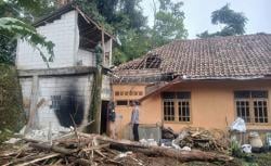 Angin Kencang Picu Pohon Tumbang, Rumah Warga Kuningan Alami Kerusakan