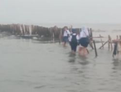 Miris! Akses Jalan Belum Memadai, Siswa SMPN Satap 1 Cibuaya Karawang Bertaruh Nyawa Saat ke Sekolah