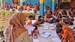 Ruang Kelas Digembok, Ratusan Murid SD di Padang Pariaman Belajar di Teras