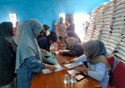 Jaga Ketertiban, Bhabinkamtibmas Polsek Plered Turun Langsung Kawal Bantuan Beras
