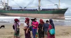 Jadi Tontonan Warga! Kapal Besar Angkut Semen Kandas di Pantai Pandeglang, Seperti Ini Kondisinya