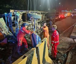 Tragedi Gerbang Tol Karawang: Mobil Ringsek Ditimpa Truk, Penumpang Asal Jepang Tewas Seketika!