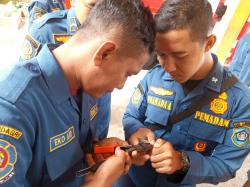 Damkar Lamongan Evakuasi Cincin dari Kaki Burung Kenari
