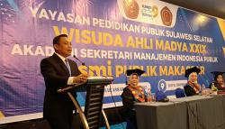 Andi Yuslim Patawari Dorong Kurikulum Adaptif Industri di Wisuda ASMI Publik Makassar