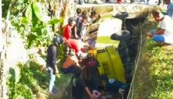 Diseruduk Truk, Angkot Terjun ke Selokan di Barru, 14 Orang Terluka