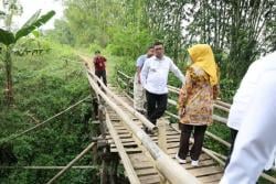 Respons Keluhan Warga Leuwi Panjang, Gubernur Banten Tinjau Langsung Kondisi Jembatan Bambu