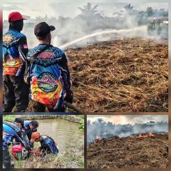 Padamkan Kebakaran Lahan di Bukit Tunggal Palangka Raya, Tim Dalkarhutla Gunakan Air Kolam Warga