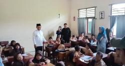 SDN Kalong Kibin: Belajar di Lantai, Meja Datang Setelah Wabup Serang Tiba