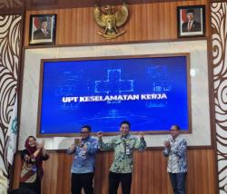 Lindungi Pekerja Risiko Tak Kasat Mata, Jatim Luncurkan Layanan Pengujian Biologi Lingkungan Kerja