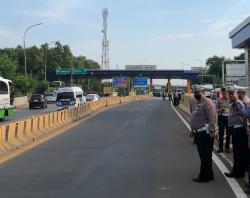 Polisi Lakukan Olah TKP Tragedi Kecelakaam Maut di Exit Tol Karawang Barat