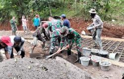 Gotong Royong Warga dan TNI Warnai Semangat TMMD ke-125 di Kuningan