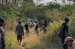 Berharap Perhatian Bupati Pemalang, Warga Simpur Gotong Royong Perbaiki Jalan Rusak Bertahun-tahun