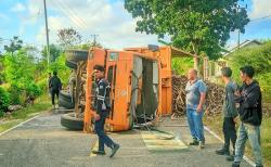 Truk Pengangkut Tebu Milik PT MSM Terbalik  di Patawang, Sopir Diduga Ngantuk Berat