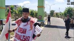 Berbalut Merah Putih, Kacak Alonso Berjalan Kaki ke Jakarta Demi Melawan Ketidakadilan