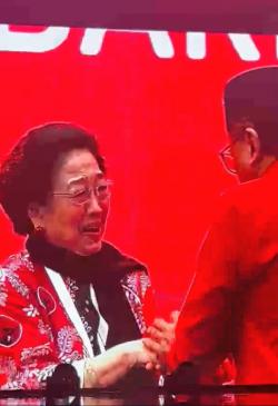 BREAKING NEWS Tangis Megawati Pecah Sambut Hasto di Panggung Penutupan Kongres PDIP