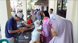 Warga Pusakanagara Antre Bantuan Beras 20 Kilogram, Wajah Sumringah Warnai Penyaluran
