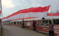 Buruh Bangunan di Cianjur Bentangkan Bendera Merah Putih Sepanjang 680 Meter untuk HUT RI ke-80