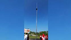Aksi Heroik Anggota BPBD Lumajang Panjat Tiang Bendera 15 Meter Saat Paskibra Latihan Upacara