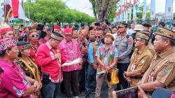 Aliansi Dayak Bersatu Demo di Depan Kantor Gubernur Kalteng, Tolak Program Transmigrasi Baru