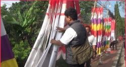 Penjual Bendera Musiman Banjiri Jalan Utama Purwakarta, Banyak Warga Cari Bendera One Piece