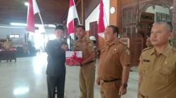 Bupati Tulungagung Bagikan Bendera Merah Putih ke 19 Kecamatan