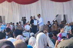 Gubernur Kalteng Serahkan SK Penetapan Kobar Sebagai Tuan Rumah Porprov 2026