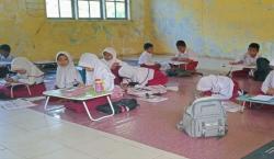 Sejumlah Siswa SD di Tegal Belajar tanpa Kursi, Anggota Dewan Ini Keluarkan Dana Pribadi