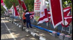 Pedagang Dadakan Pernak-pernik Agustusan di Tuban Laris Manis
