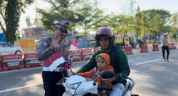 Semarak HUT RI ke-80, Polantas di Pangkep Bagikan Bendera Merah Putih ke Pengendara