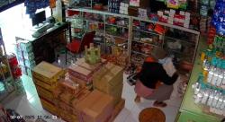 Emak - emak Bobol Toko Kelontong di Pasar Pujer Curi Satu Karung Rokok