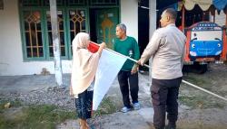 Peringati HUT Kemerdekaan RI ke-80, Polsek Cerme Sambangi Rumah Warga, Bagikan Bendera Merah Putih