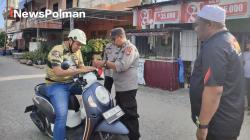 Sambut HUT RI ke-80, Polres Polman Tebar Semangat Nasionalisme Lewat Pembagian Bendera