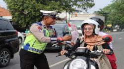 Satlantas Polres Sragen Bagikan Bendera dan Cokelat, Kampanyekan Nasionalisme Jelang HUT RI ke-80