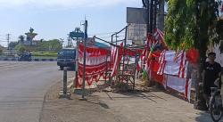 Pedagang Bendera di Probolinggo Keluhkan Sepinya Pembeli, Tren Bendera One Piece Jadi Tantangan Baru