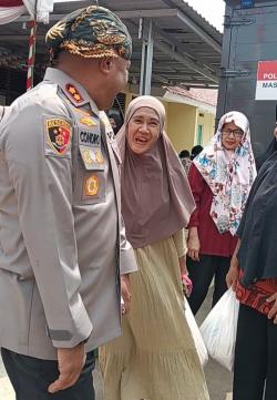Operasi Pasar Murah Polres Serang-Bulog Diserbu Warga, Harga Beras Rp56 Ribu per 5 Kg