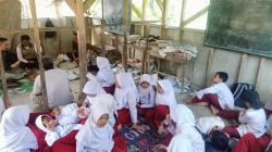 Miris! 80 Tahun Merdeka, Siswa SDN Harapanjaya Masih Belajar di Saung Reyot