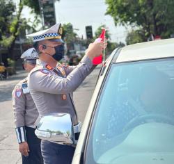 Polres Nganjuk Bagikan Bendera Merah Putih, Kampanyekan Nasionalisme dan Keselamatan Lalu Lintas