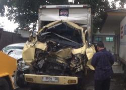 Kecelakaan Beruntun di Tol Cipularang, Sopir Truk Boks Tewas Terjepit
