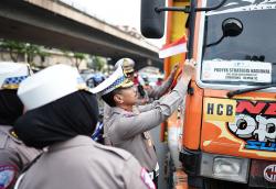 Kobarkan Semangat Nasionalisme, Ditlantas Polda Jateng Bagikan Ratusan Bendera Merah Putih